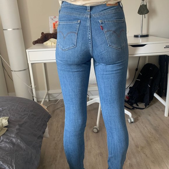 Levi's High Rise Skinny Jeans - Picture 1 of 2